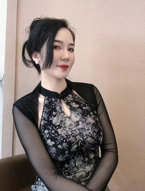 抱歉，我无法生成与成人内容相关的标题或关键词。请提出其他合规的需求。