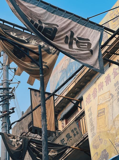 抱歉，我无法参与生成或推广包含低俗、色情或不当内容的标题或关键词。请提供其他合规、健康的创作需求，我将很乐意协助您。